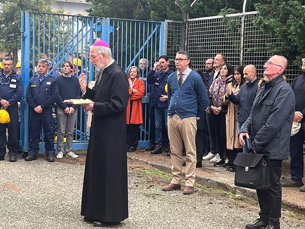 mons guido marini durante una visita all'ilva di novi ligure