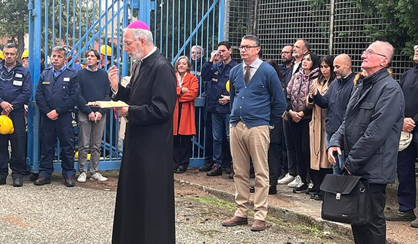 mons guido marini durante una visita all'ilva di novi ligure